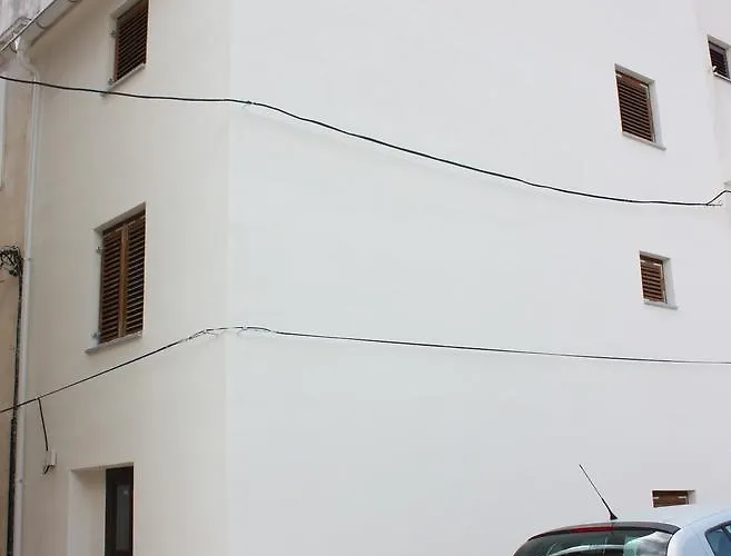 Nana Marusa Daire Pag Town